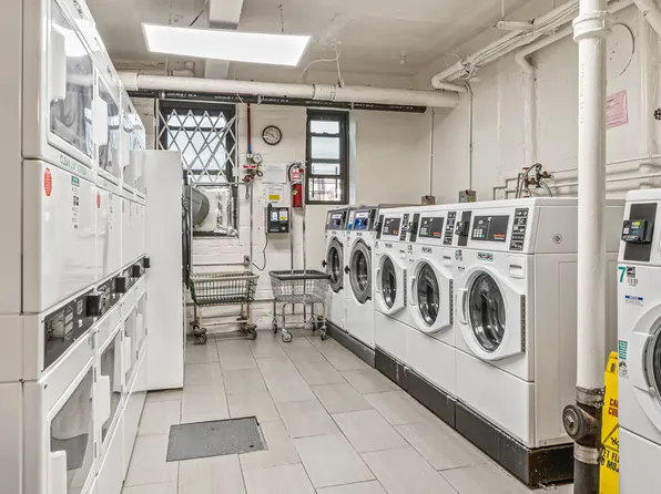 140-15 Holly Avenue image 6 of 14