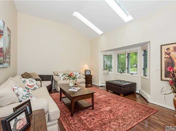 4th image of 35 Ida Ln