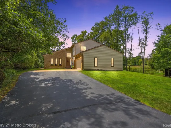 8381 Rattalee Lake Rd, Clarkston, MI 48348