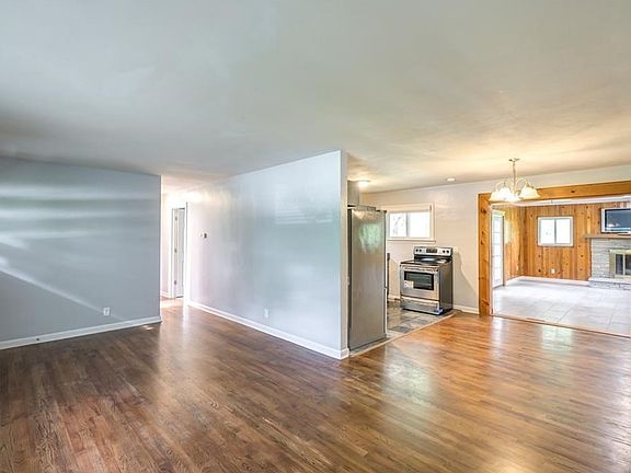 3rd image of 2147 Knoll Dr