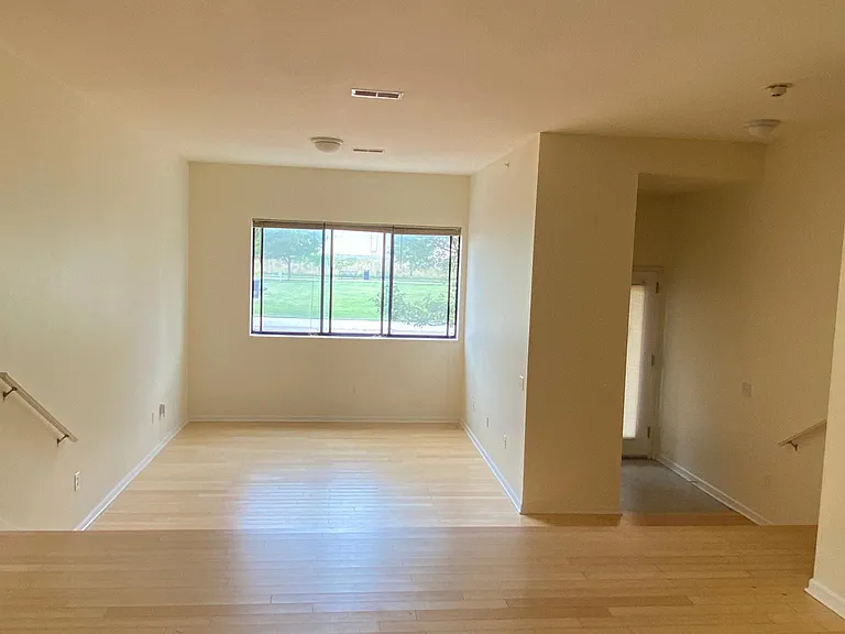 Metropolitan Park Apartments — Photo 7