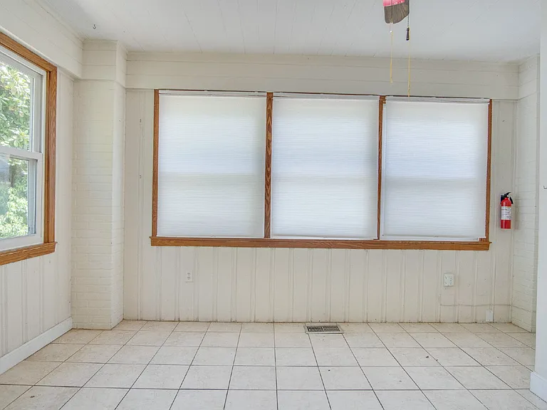 1613 E Jordan St — Photo 23