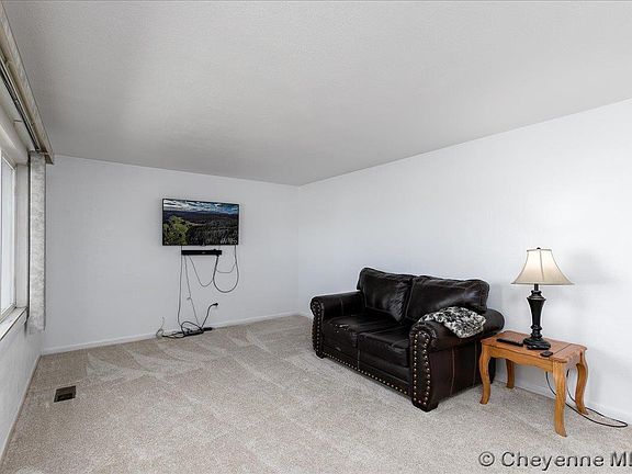 4th image of 8 Antelope Dr