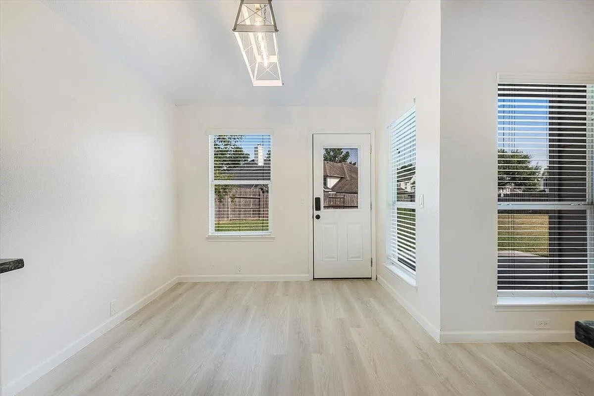 3 bed, 2.0 bath, 1595 sqft, $2,100 — Photo 4