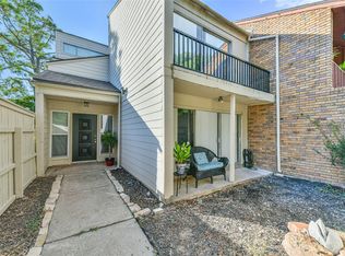 68 Chervil Cmn, Lake Jackson, TX 77566