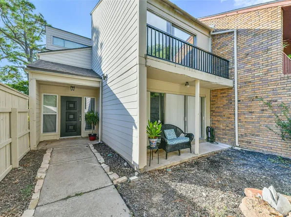 68 Chervil Cmn, Lake Jackson, TX 77566