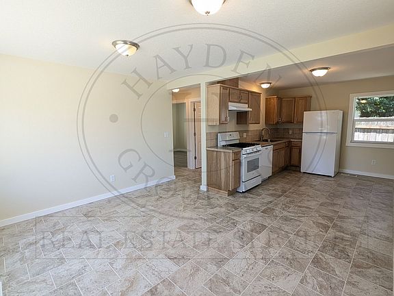 3rd image of 625 SW Dennis Ave