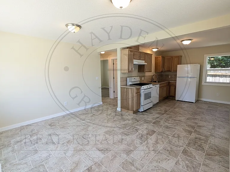 625 SW Dennis Ave — Photo 3