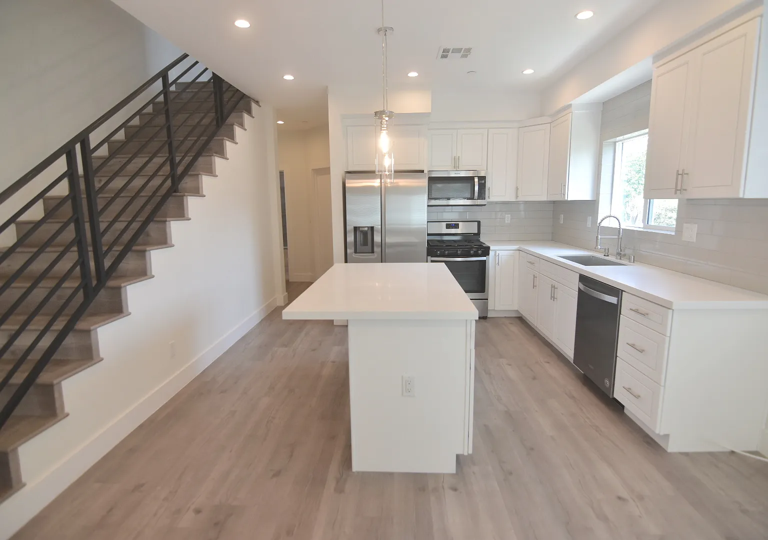 7157 S La Cienega Blvd — Photo 1