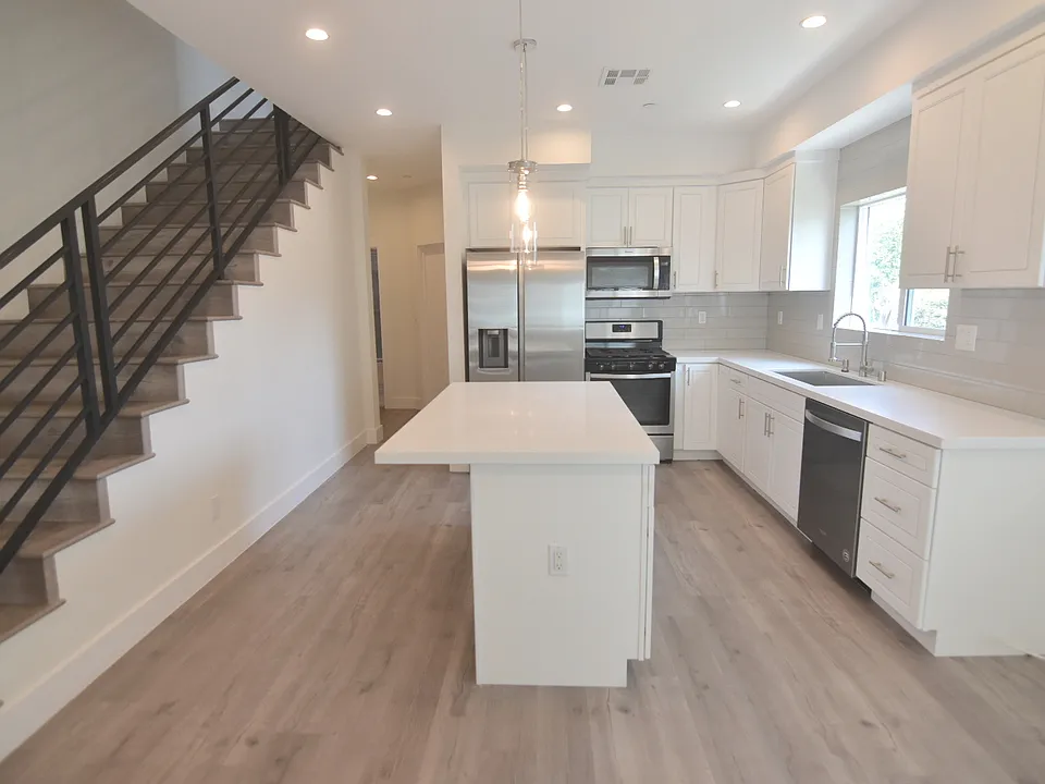 7157 S La Cienega Blvd