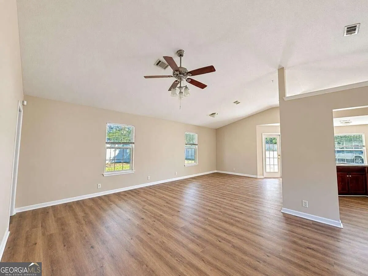3 bed, 2.0 bath, 1375 sqft, $1,900 — Photo 4