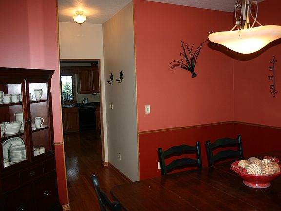 5th image of 845 Woodview Ave