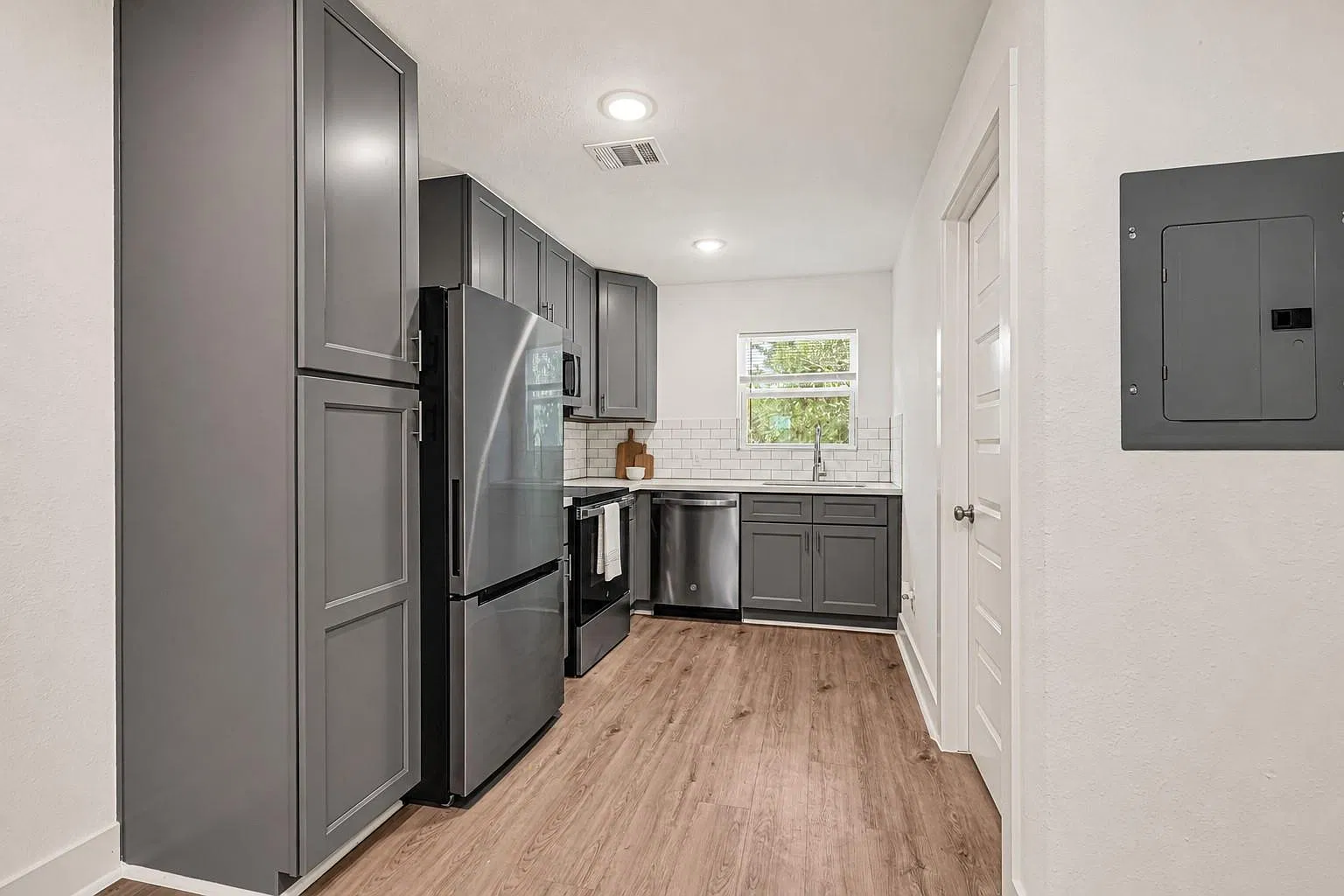 3 bed, 2.0 bath, 920 sqft, $1,785 — Photo 2