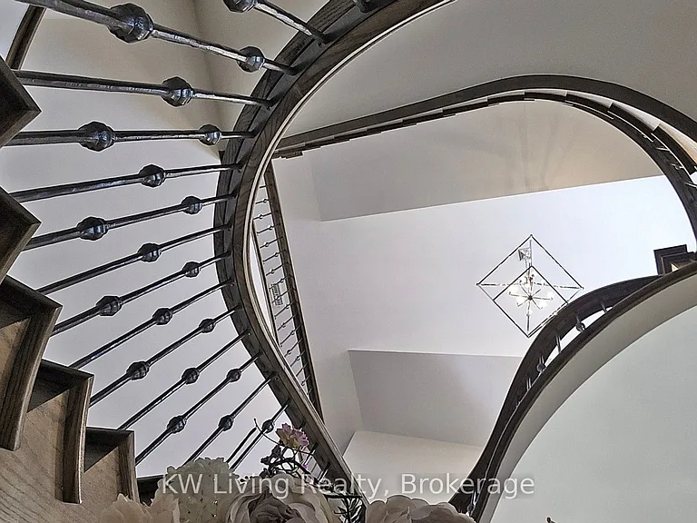 92 Giardina Cres — Photo 38