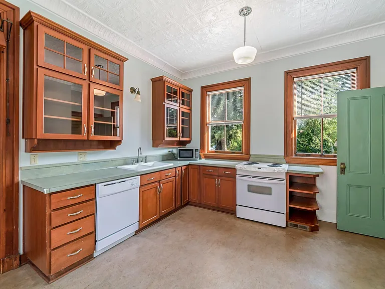 583 Russell Dr — Photo 14