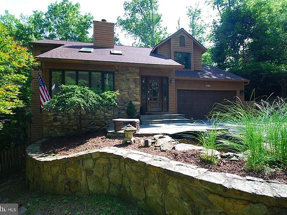 3rd image of 6810 Woods Ct