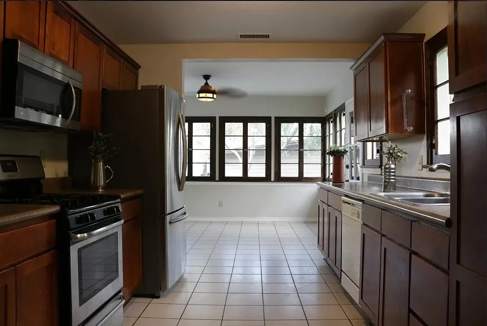 Studio, 3300 sqft, $765 — Photo 3