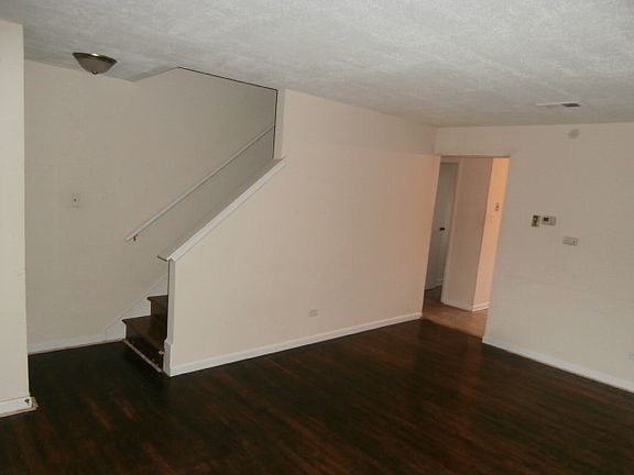 3rd image of 17W729 Kirkland Ln