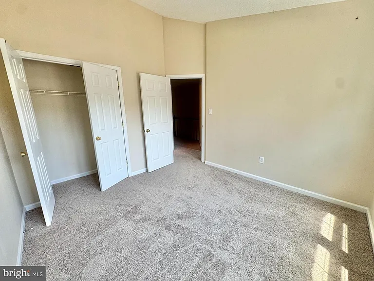 704 Stafford Glen Ct — Photo 8