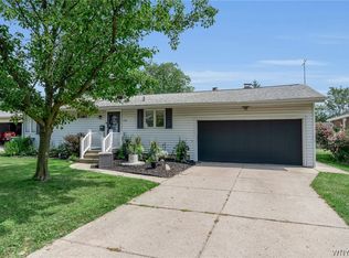 208 Royal Pkwy W, Williamsville, NY 14221