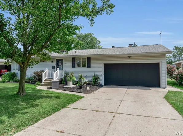 208 Royal Pkwy W, Williamsville, NY 14221