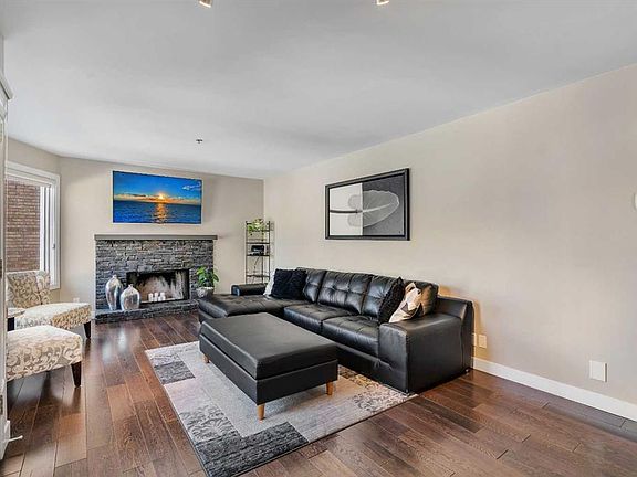 4th image of 916 S 19th Ave SW #202