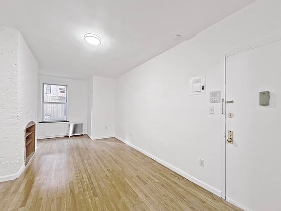 4th image of 26 Saint Marks Pl APT Gr