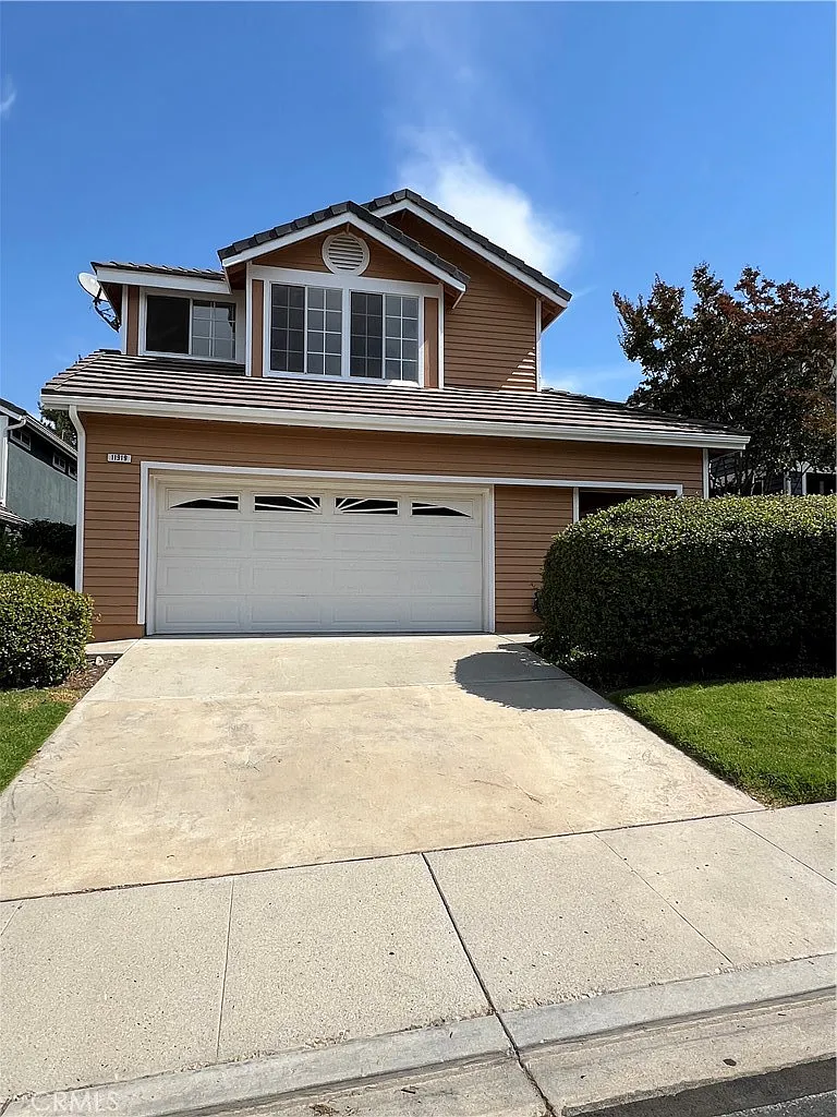 3 bed, 2.5 bath, 2120 sqft, $3,995 — Photo 1