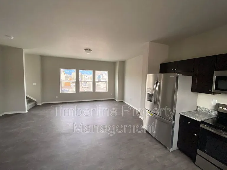 889 Grissom Dr — Photo 7