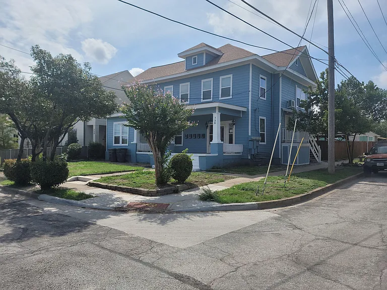 W 7th St — Photo 5