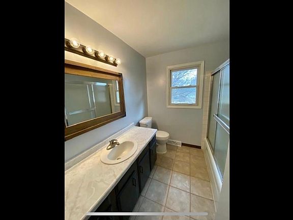 5th image of 160 18th Pl NE