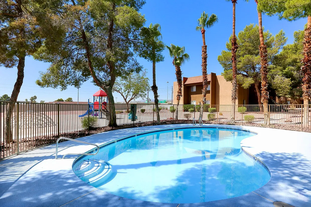 Catalina Gardens Apartments — Photo 3
