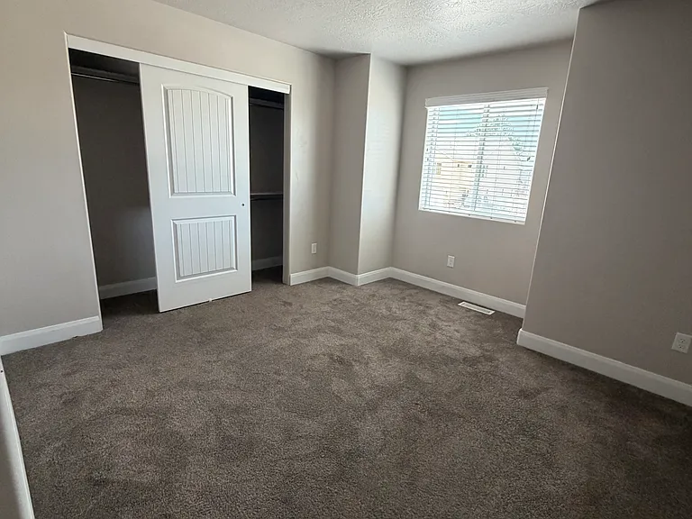 2710 N Clark Pkwy — Photo 12