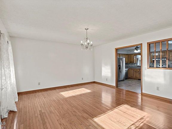 5th image of 1302 Amber Dr