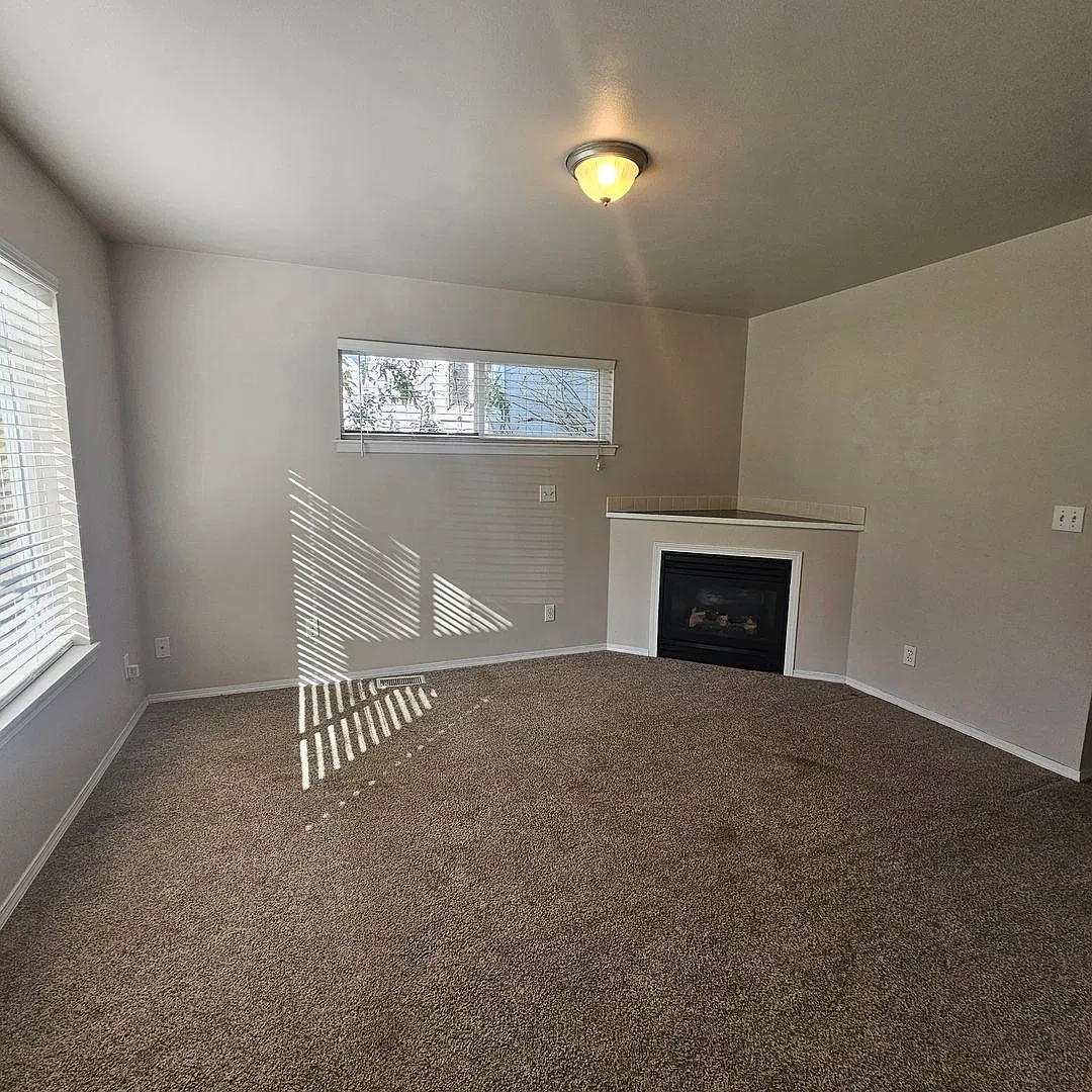 Beautiful Home with Mt. Rainier Views Close to PSNS & Ferries — Photo 2