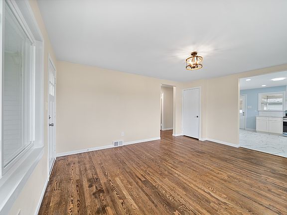 5th image of 3304 Holland St