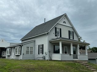 809 E 2nd St, Pella, IA 50219