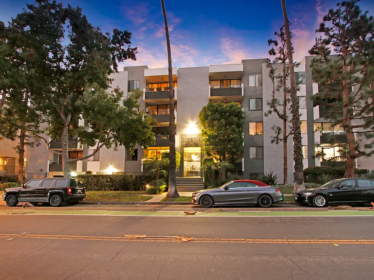 Montana Avenue — Photo 97