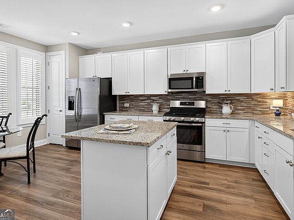 5th image of 328 Chestnut Oak Dr