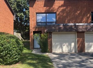 444 Stone Church Rd W #Q1, Hamilton, ON L9B1R1