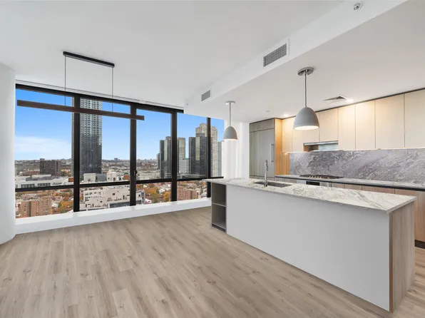 155 Bay Street image 3 of 44