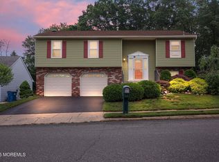 5 Lampost Ct, Howell, NJ 07731