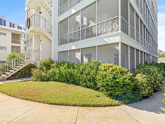 3rd image of 1012 N SHORE DRIVE NE #14