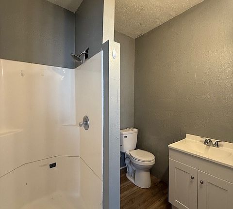5th image of 900 Broadway St