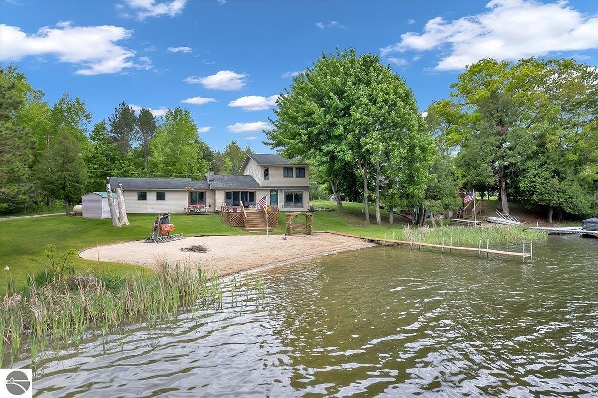 8600 Front St, Hale, MI 48739 Zillow