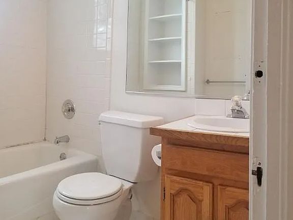 4th image of 1834 W Melrose St APT 2R