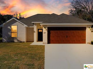 210 Plum St, Luling, TX 78648