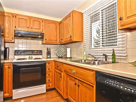 5th image of 132 Charles Dr