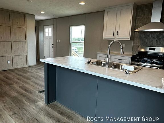 3rd image of 700 E 6th St #33