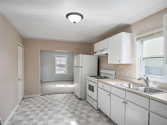 2nd image of 929 Lincoln Ave NW
